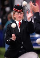 Säckpipebandet spelar på tävling i Skottland. Här tenortrumma.